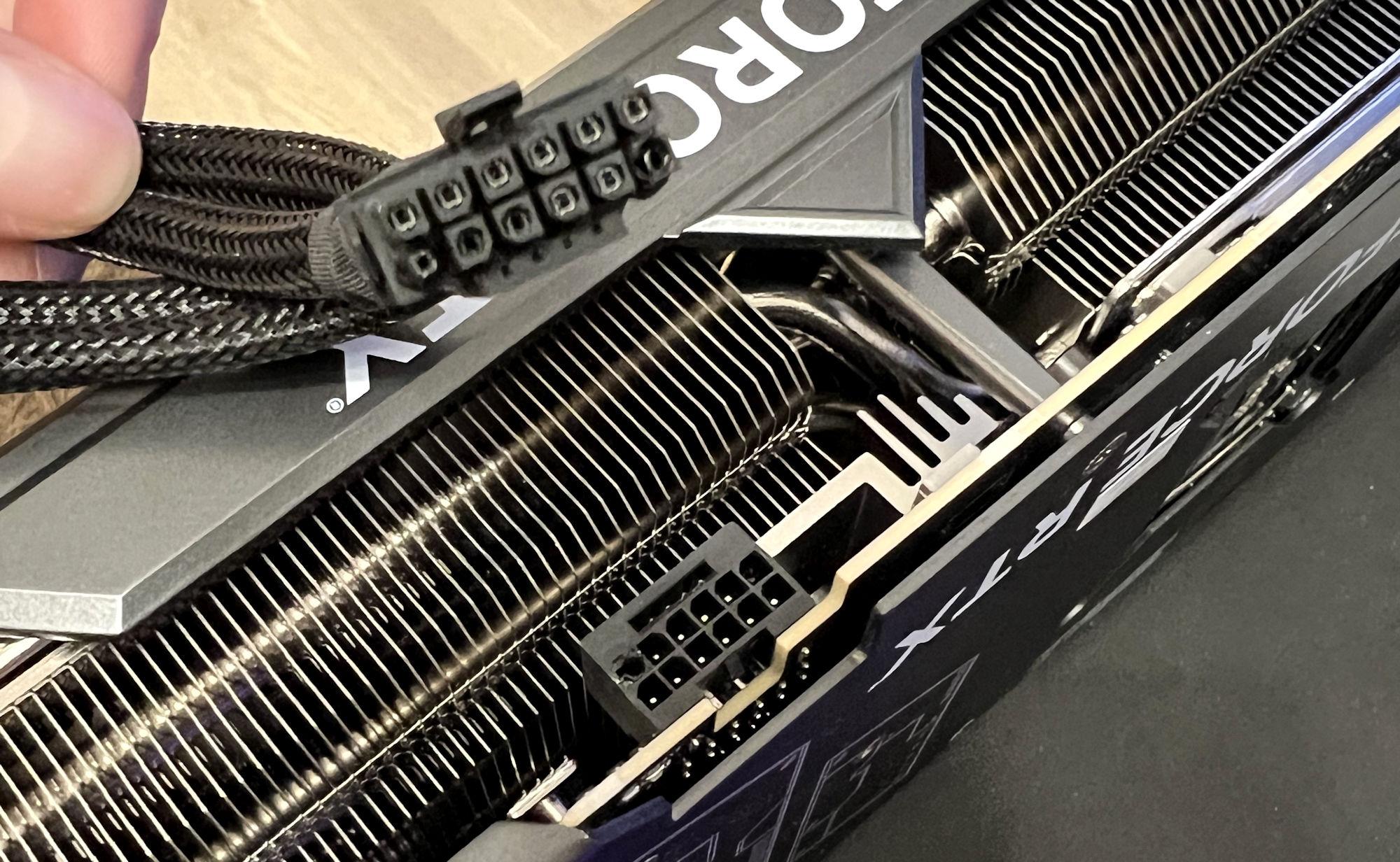 Proprietarul unui RTX 4090 spune ca conectorul sau de alimentare cu 16 pini s-a topit la capetele GPU si PSU in acelasi timp