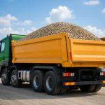 Construcțiile moderne încep cu o fundație solidă: de ce transportul de balastru este esențial pentru orice proiect reușit
